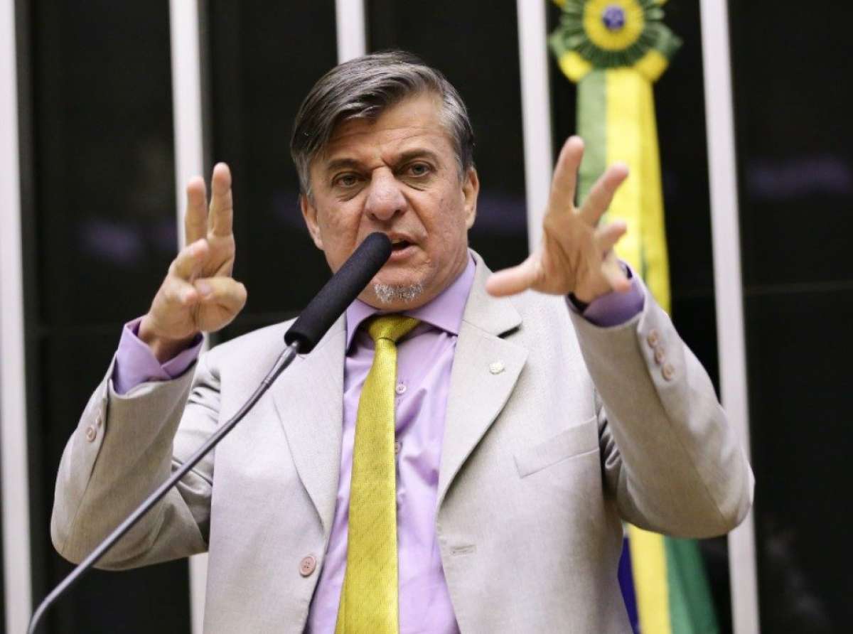 Deputado propõe amputação de mãos de políticos corruptos